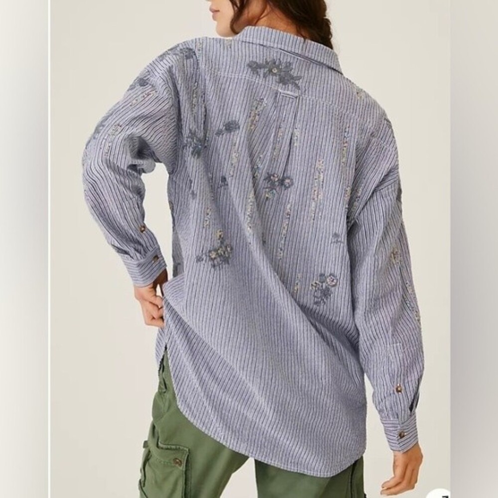 Pilcro Anthropologie Women’s Embroidered Buttondown size Small. NWT! Runs large - Picture 4 of 14